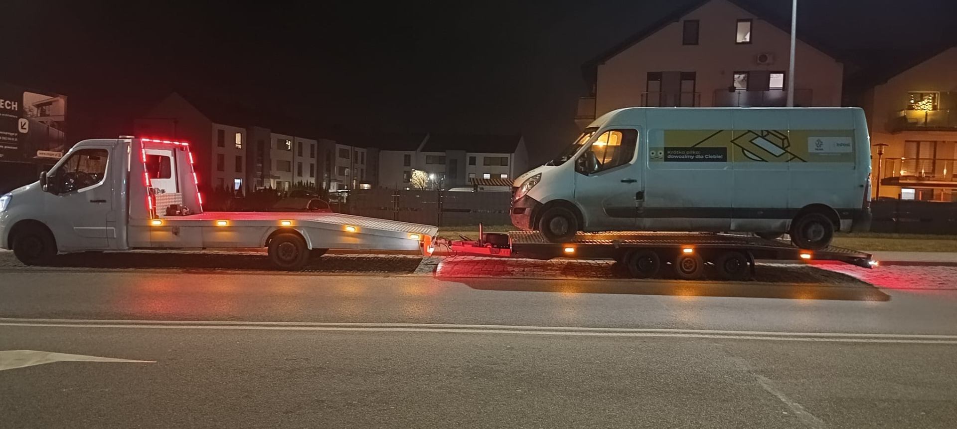 Nocny transport busa dostawczego lawetą AGM