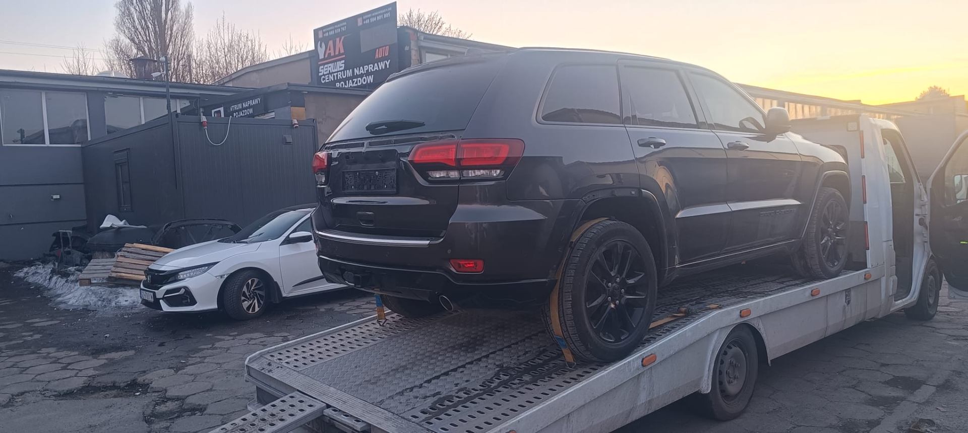 Transport Jeepa Grand Cherokee do serwisu — laweta AGM