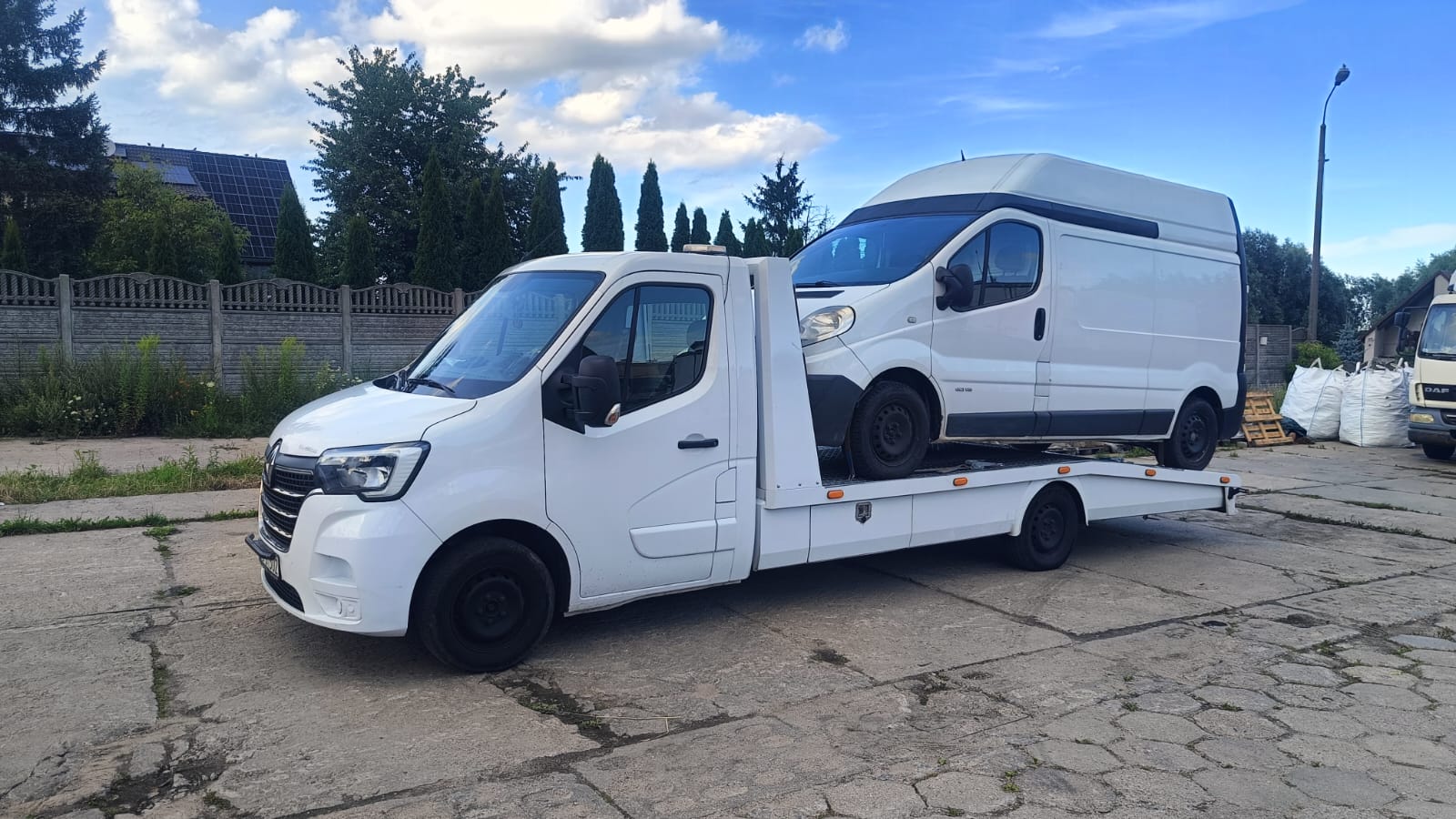 Transport busa Renault Trafic lawetą AGM
