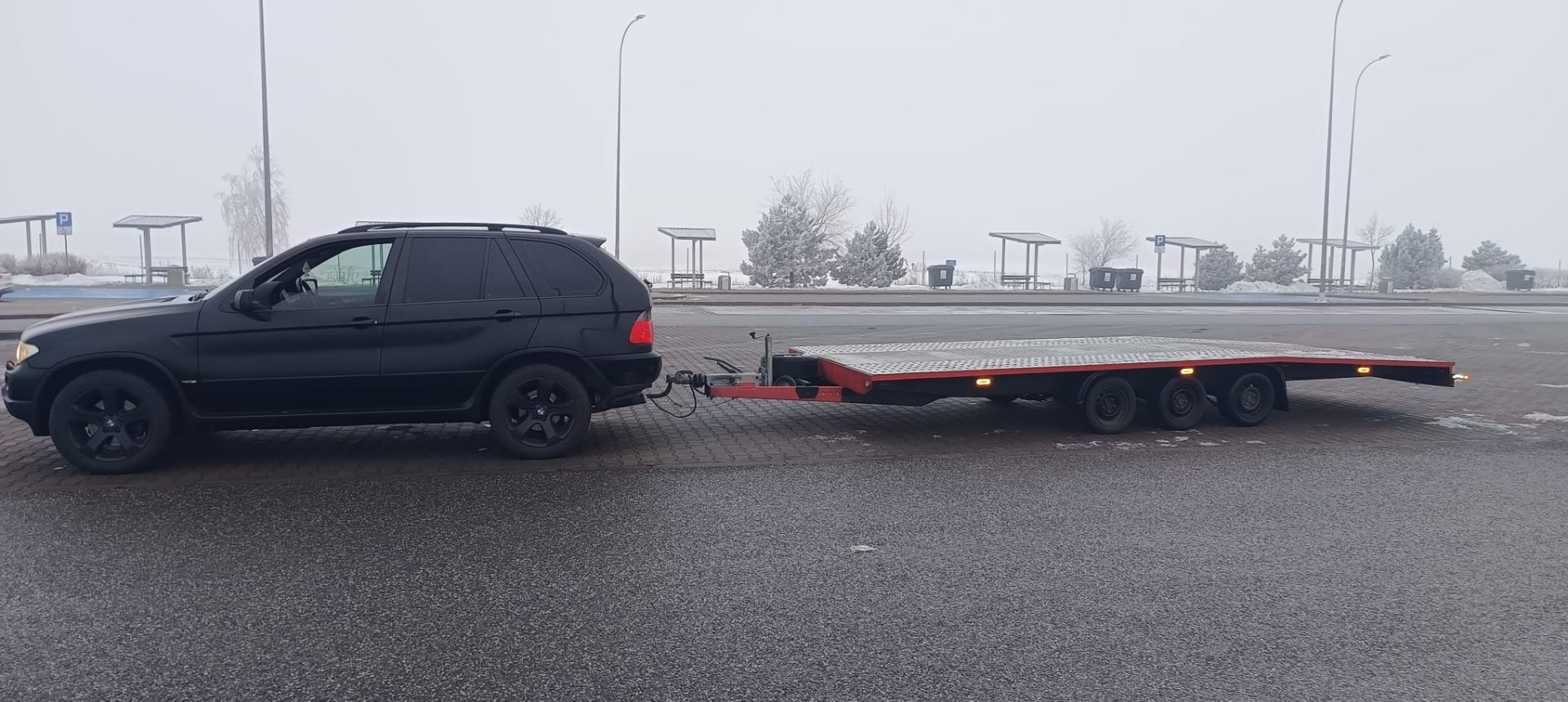 Transport BMW X5 z przyczepą lawetową — trasa krajowa
