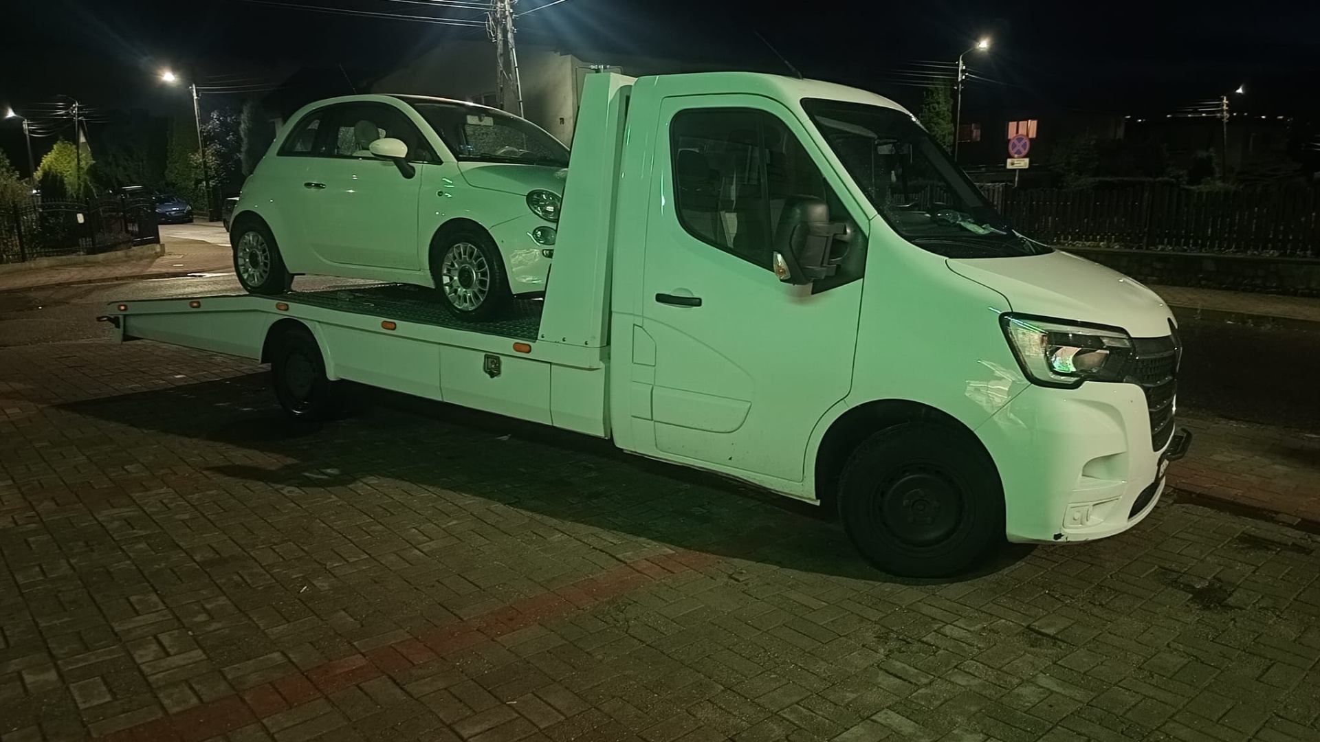 Nocny transport Fiata 500 lawetą AGM