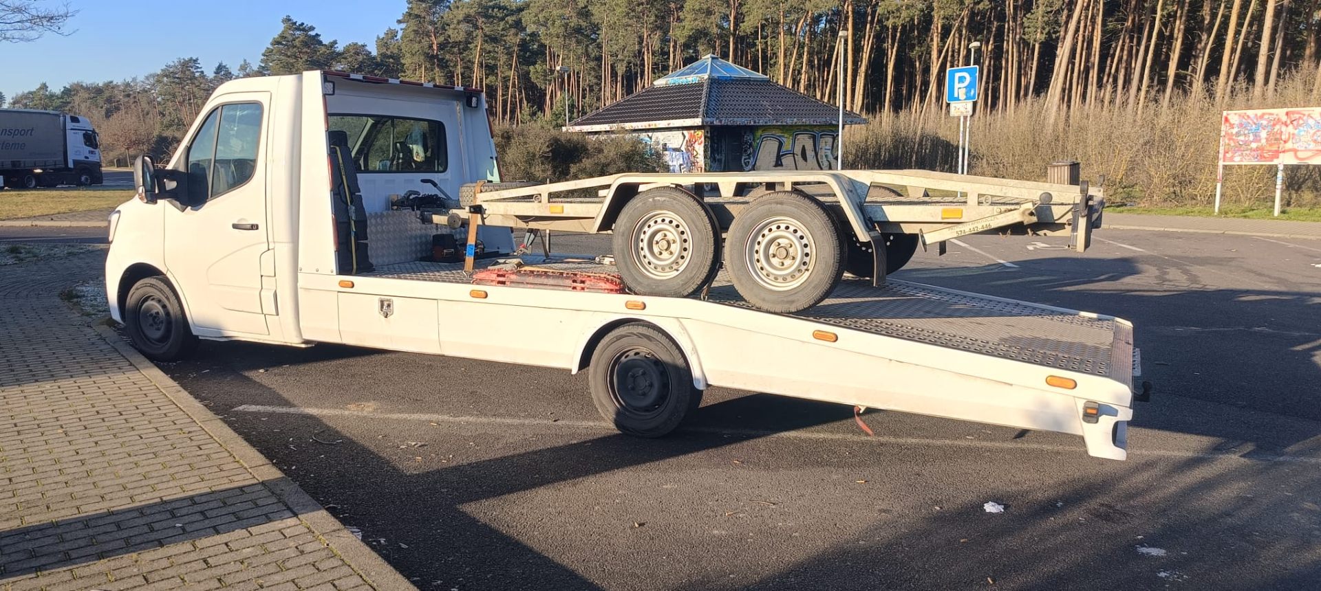 Laweta z przyczepą — transport pojazdów z Niemiec
