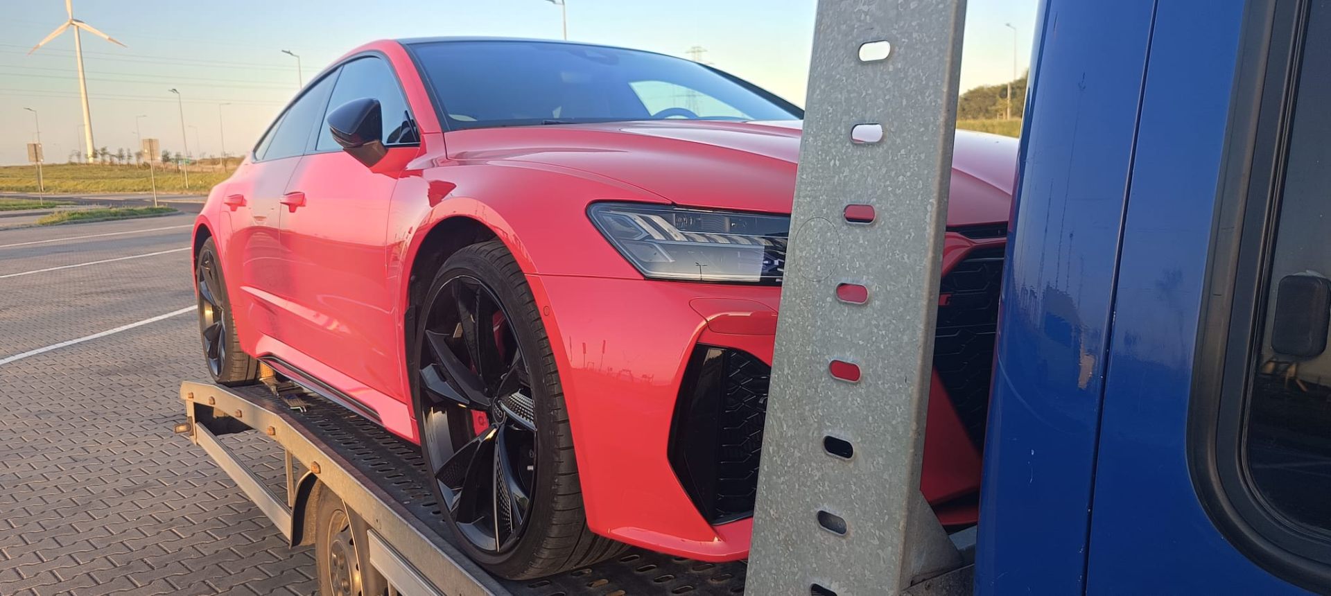 Transport Audi RS7 lawetą — przewóz auta sportowego